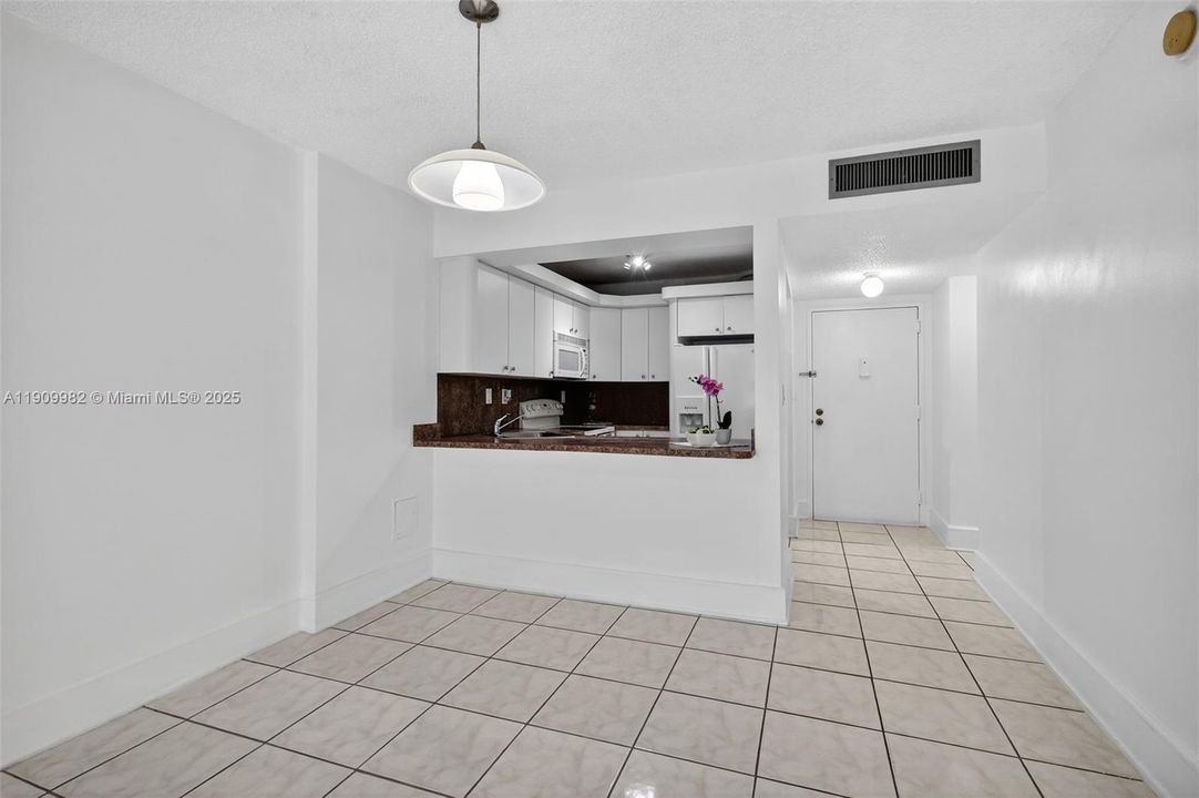 For Sale: $164,700 (1 beds, 1 baths, 658 Square Feet)