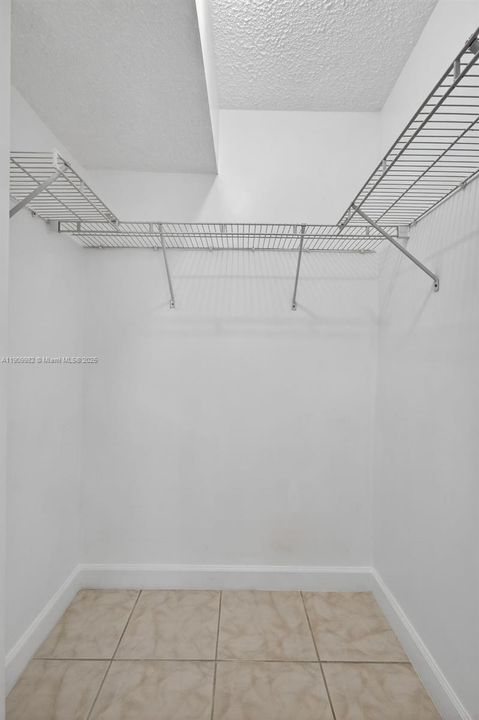 For Sale: $164,700 (1 beds, 1 baths, 658 Square Feet)