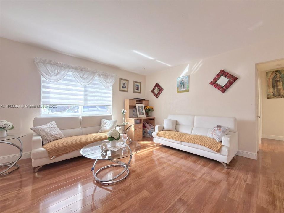 合同活跃: $3,500 (3 贝兹, 2 浴室, 1599 平方英尺)