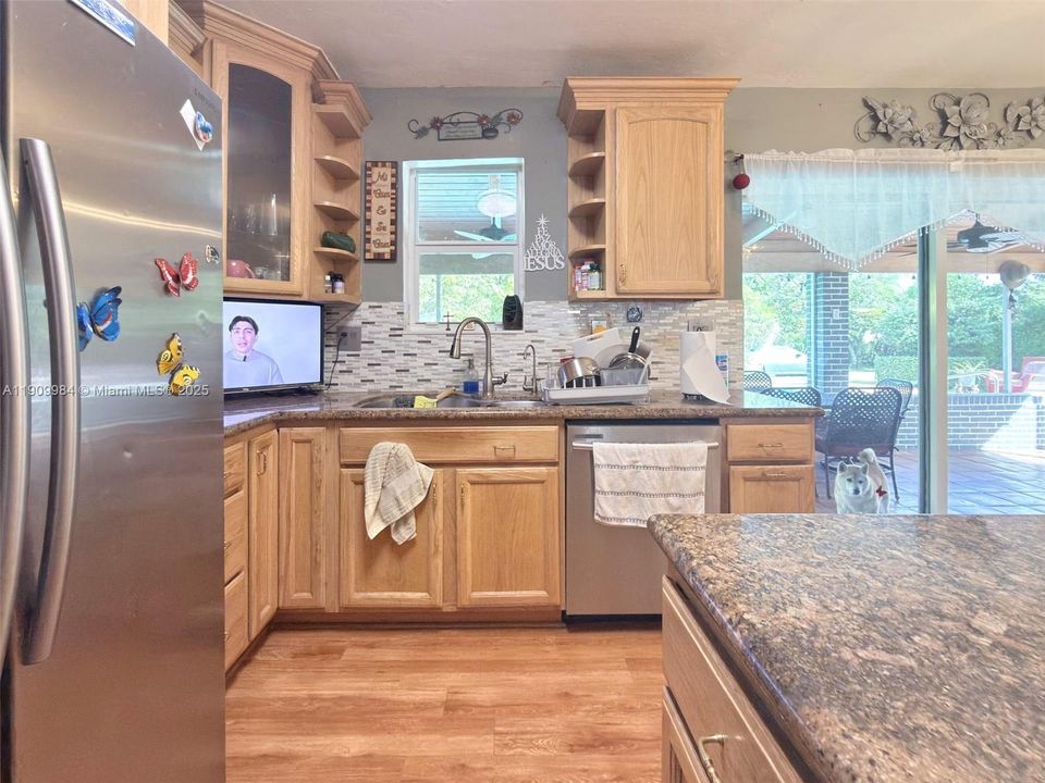 合同活跃: $3,500 (3 贝兹, 2 浴室, 1599 平方英尺)