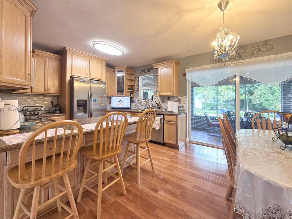 合同活跃: $3,500 (3 贝兹, 2 浴室, 1599 平方英尺)