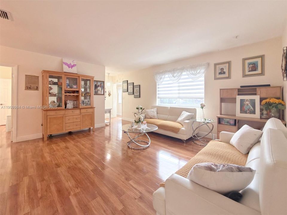 合同活跃: $3,500 (3 贝兹, 2 浴室, 1599 平方英尺)