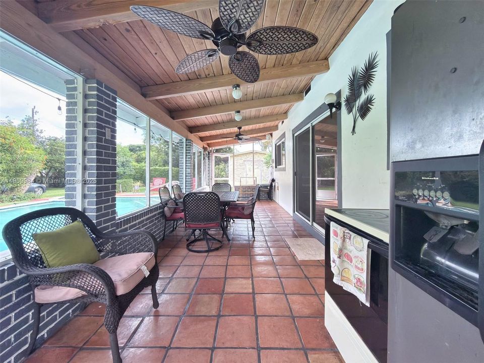 合同活跃: $3,500 (3 贝兹, 2 浴室, 1599 平方英尺)