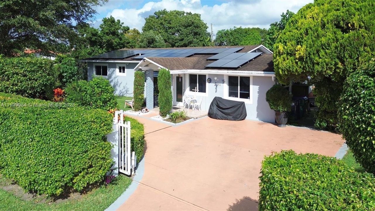 合同活跃: $3,500 (3 贝兹, 2 浴室, 1599 平方英尺)