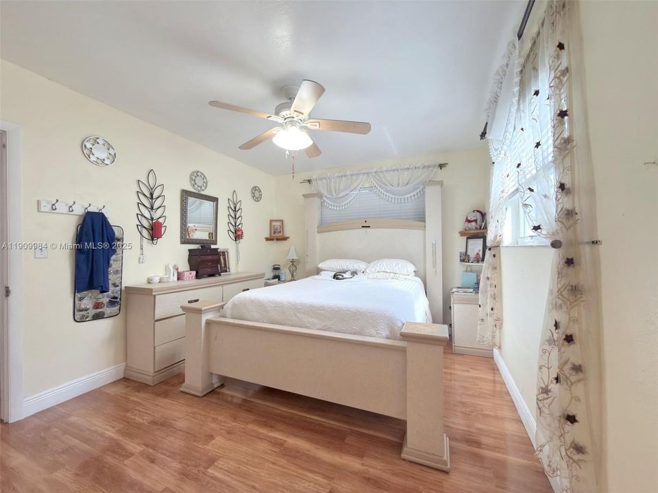 合同活跃: $3,500 (3 贝兹, 2 浴室, 1599 平方英尺)