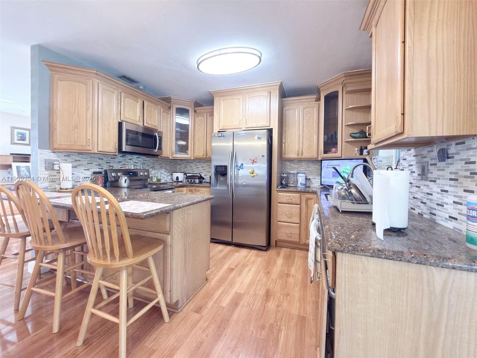 合同活跃: $3,500 (3 贝兹, 2 浴室, 1599 平方英尺)