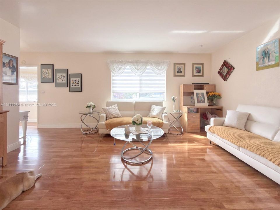 合同活跃: $3,500 (3 贝兹, 2 浴室, 1599 平方英尺)