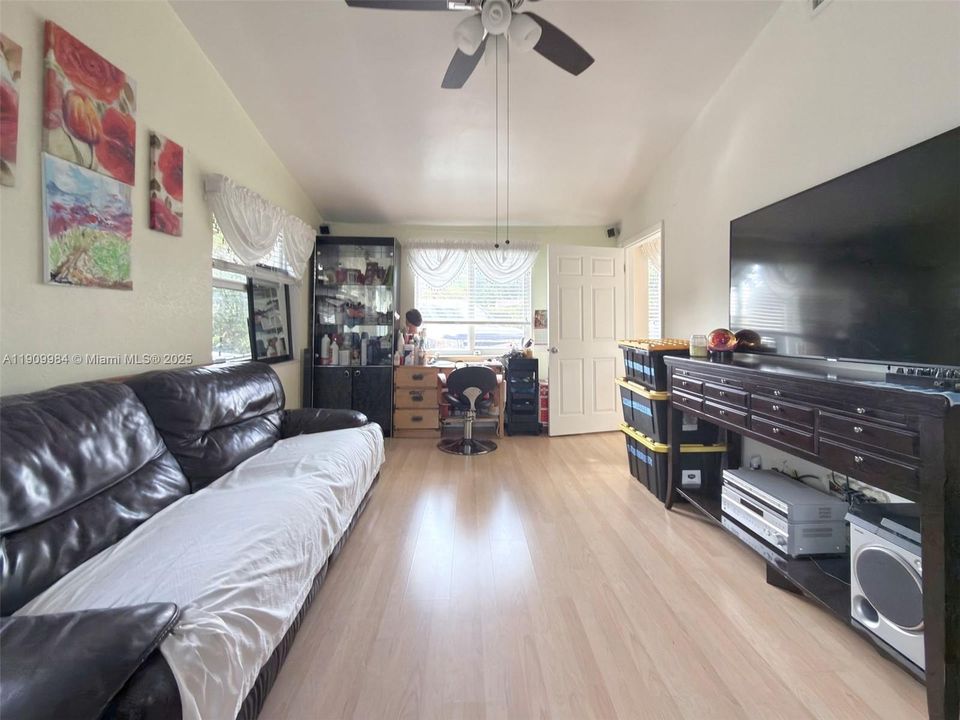 合同活跃: $3,500 (3 贝兹, 2 浴室, 1599 平方英尺)