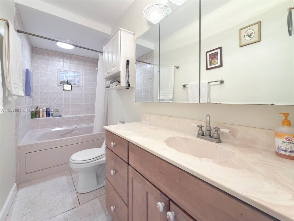 合同活跃: $3,500 (3 贝兹, 2 浴室, 1599 平方英尺)