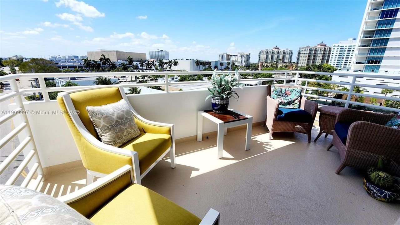 Под контрактом: $2,400 (1 спален, 1 ванн, 955 Квадратных фут)