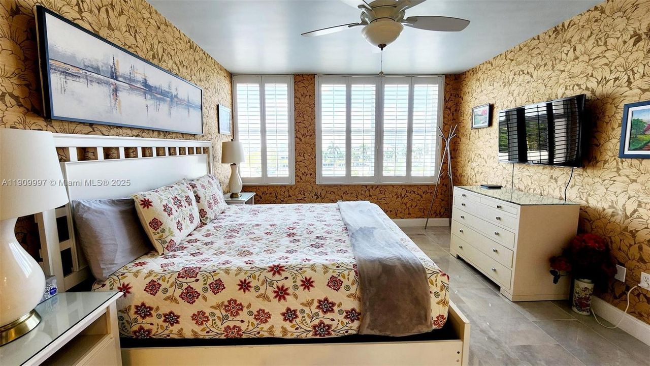 Под контрактом: $2,400 (1 спален, 1 ванн, 955 Квадратных фут)