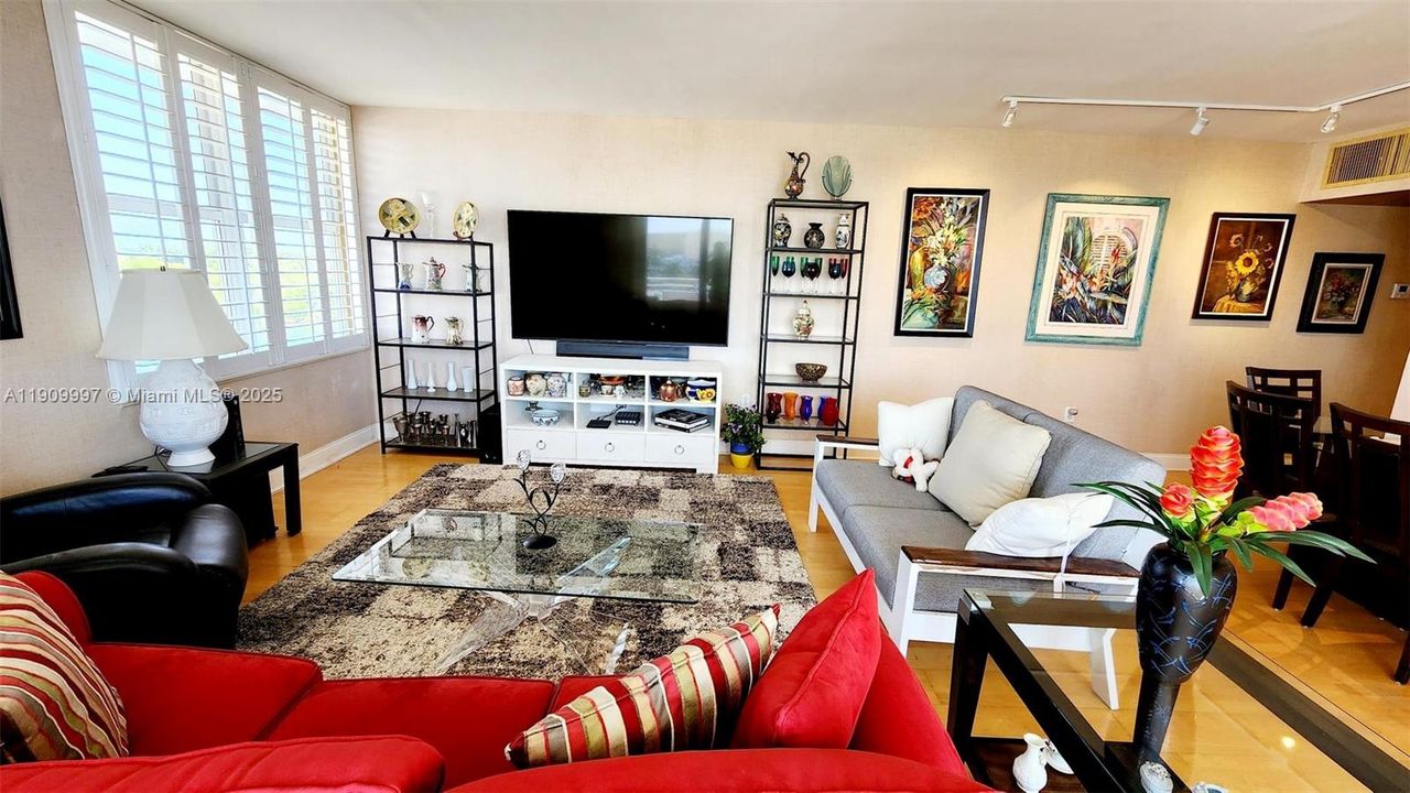 Под контрактом: $2,400 (1 спален, 1 ванн, 955 Квадратных фут)