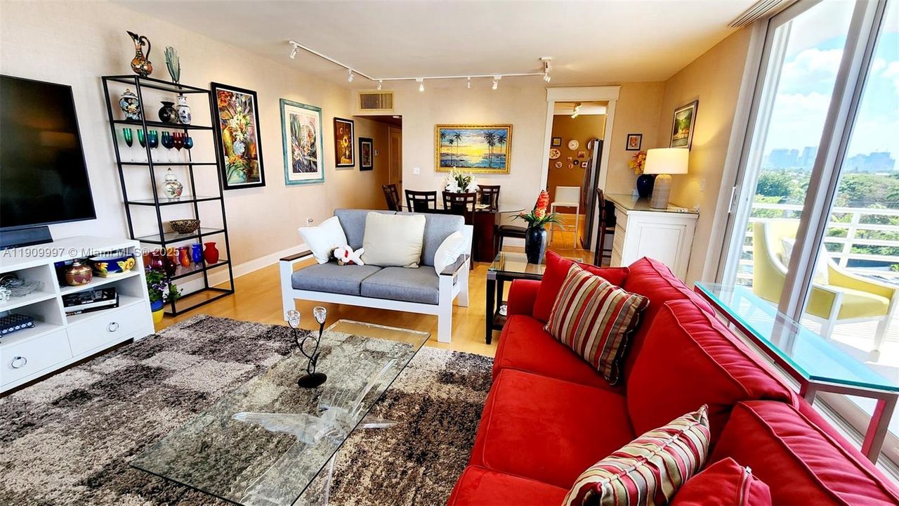 Под контрактом: $2,400 (1 спален, 1 ванн, 955 Квадратных фут)