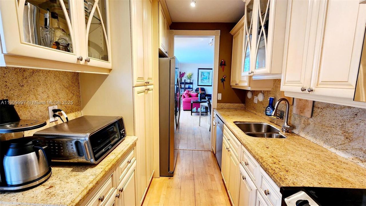 Под контрактом: $2,400 (1 спален, 1 ванн, 955 Квадратных фут)