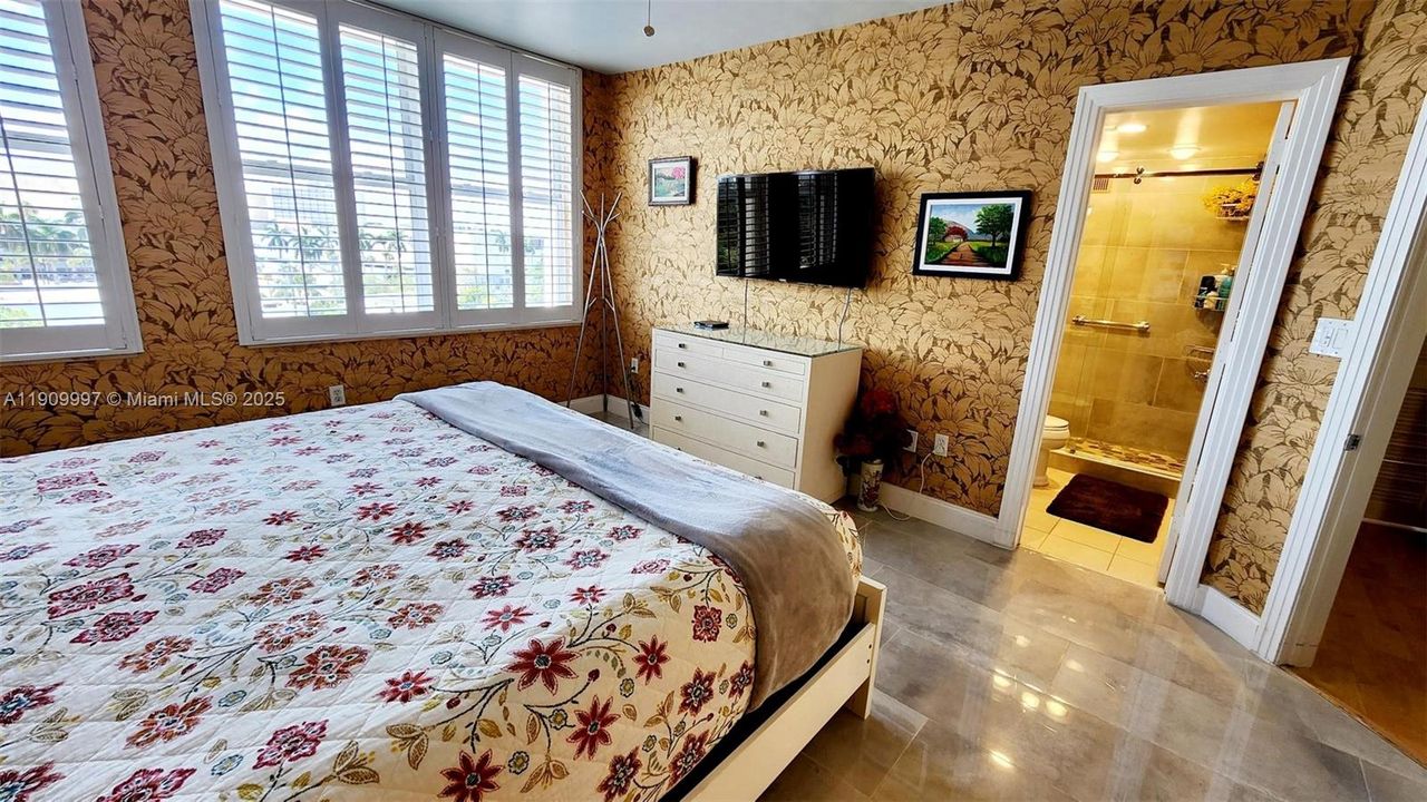 Под контрактом: $2,400 (1 спален, 1 ванн, 955 Квадратных фут)