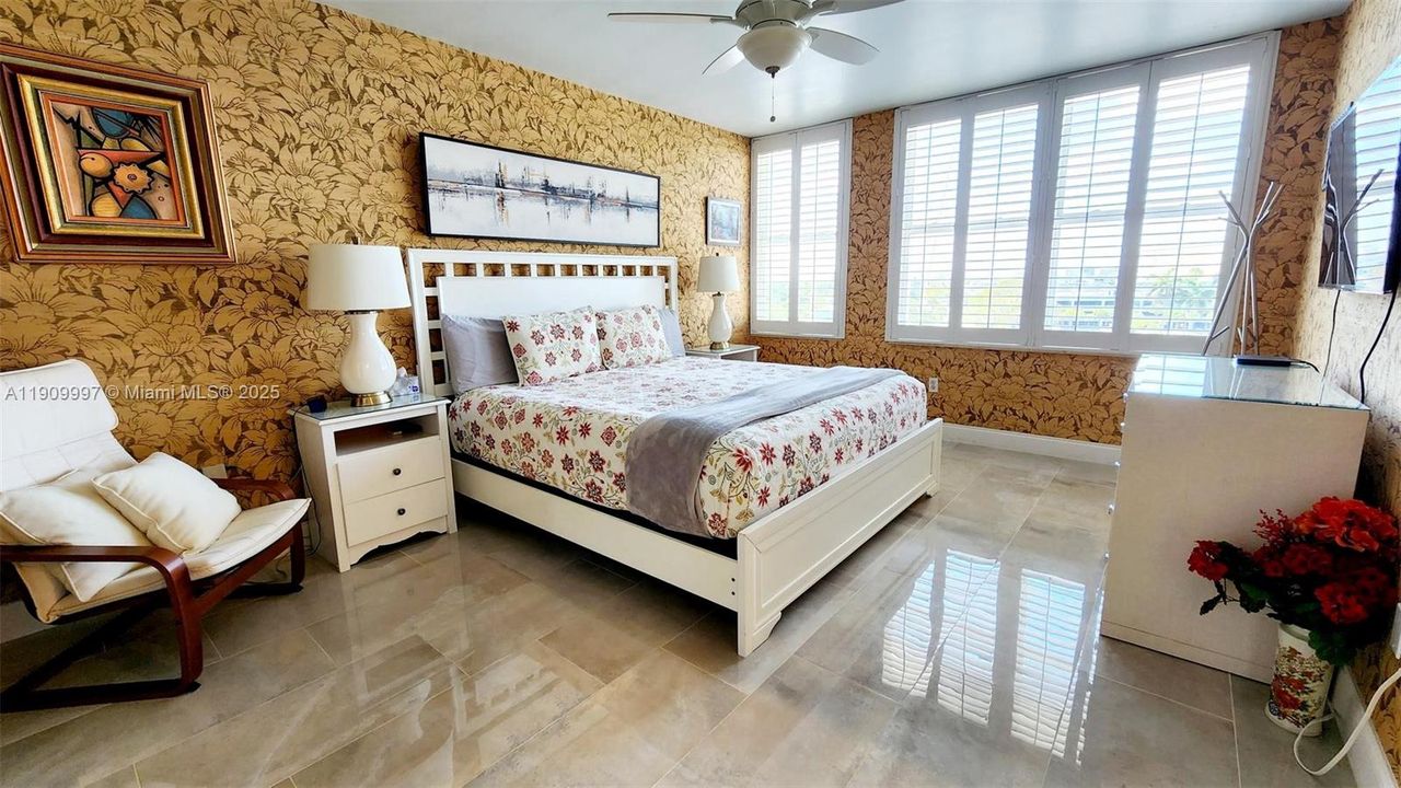 Под контрактом: $2,400 (1 спален, 1 ванн, 955 Квадратных фут)