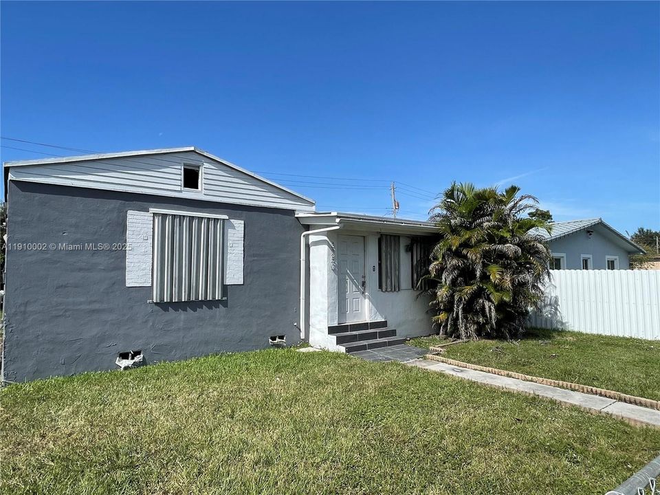 Active With Contract: $438,990 (2 beds, 1 baths, 984 Square Feet)