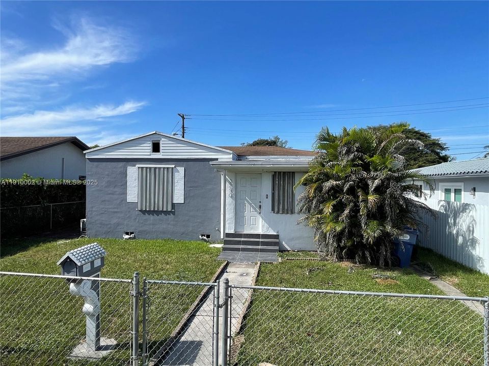 Active With Contract: $438,990 (2 beds, 1 baths, 984 Square Feet)