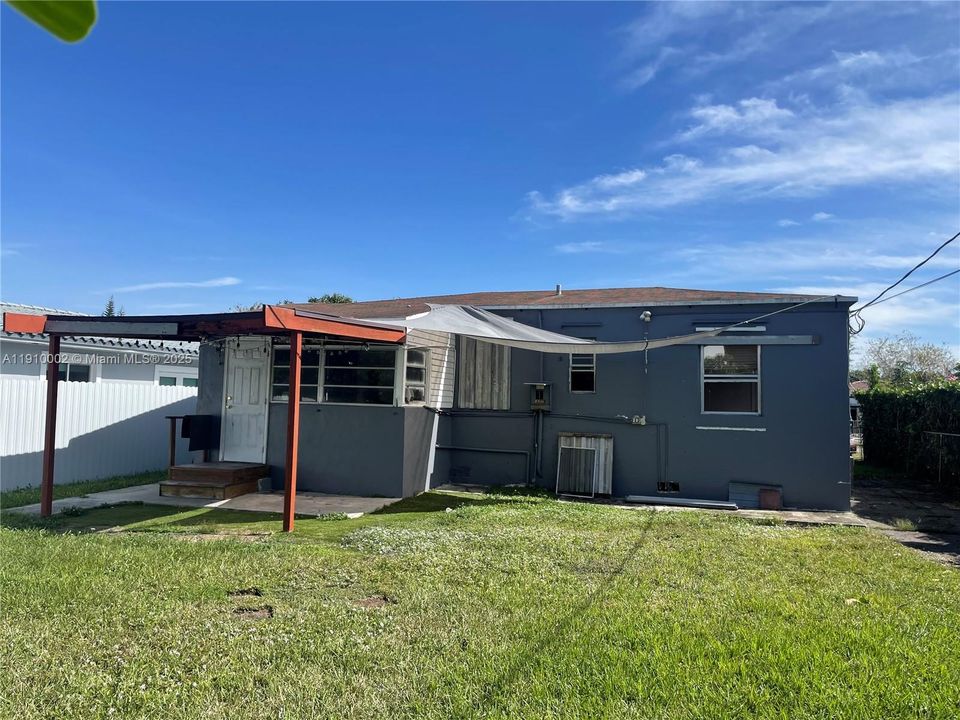 Active With Contract: $438,990 (2 beds, 1 baths, 984 Square Feet)