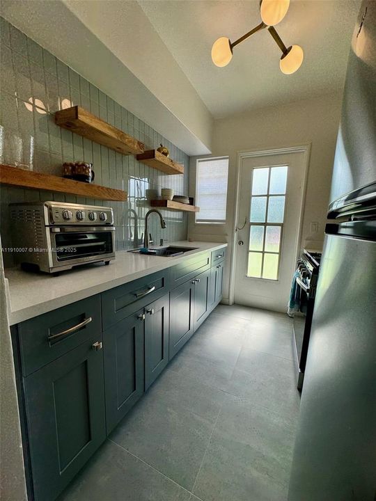 Active With Contract: $2,100 (1 beds, 1 baths, 750 Square Feet)