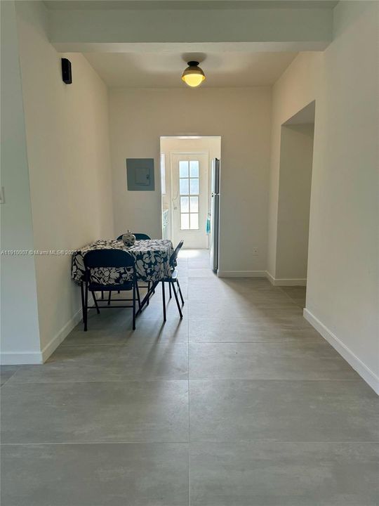 Active With Contract: $2,100 (1 beds, 1 baths, 750 Square Feet)