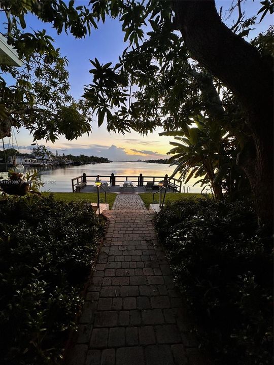 Active With Contract: $2,100 (1 beds, 1 baths, 750 Square Feet)