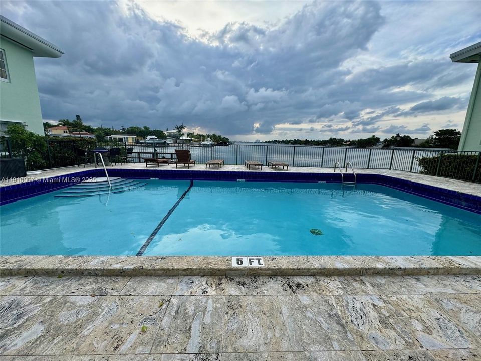 Active With Contract: $2,100 (1 beds, 1 baths, 750 Square Feet)