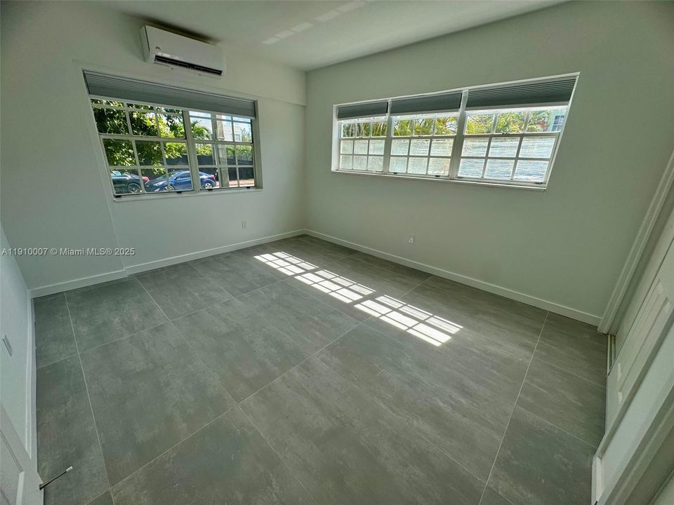 Active With Contract: $2,100 (1 beds, 1 baths, 750 Square Feet)