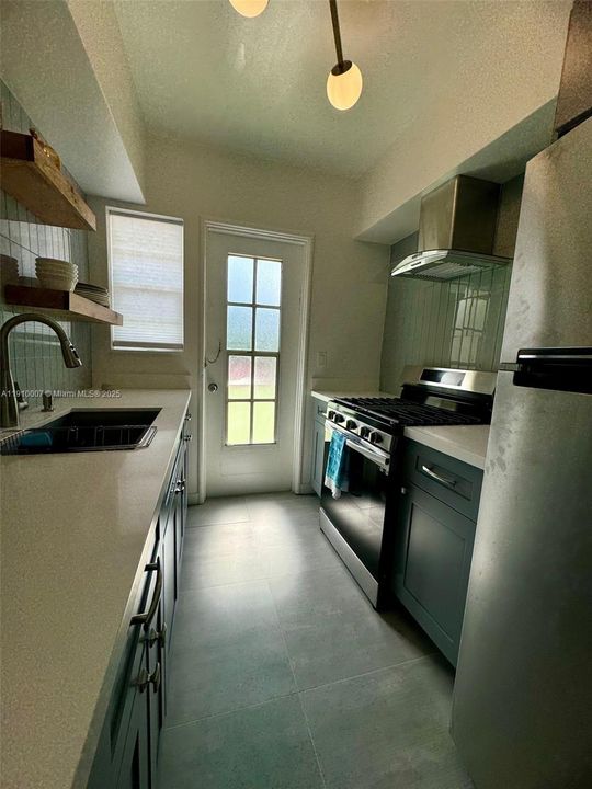 Active With Contract: $2,100 (1 beds, 1 baths, 750 Square Feet)