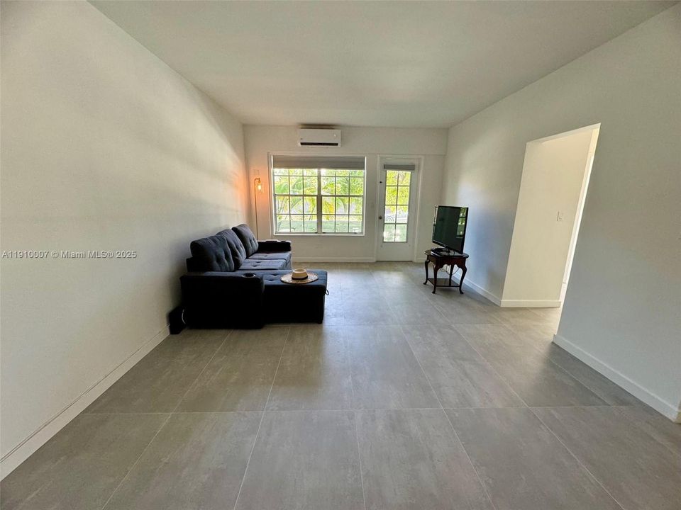 Active With Contract: $2,100 (1 beds, 1 baths, 750 Square Feet)
