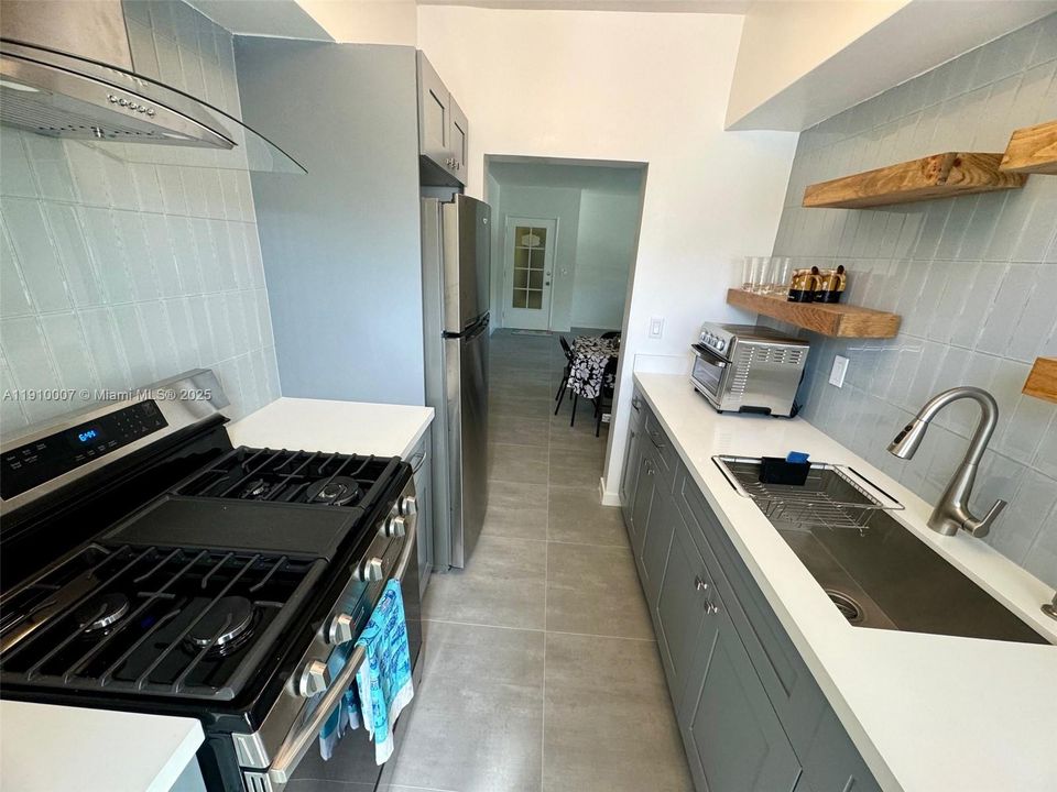 Active With Contract: $2,100 (1 beds, 1 baths, 750 Square Feet)