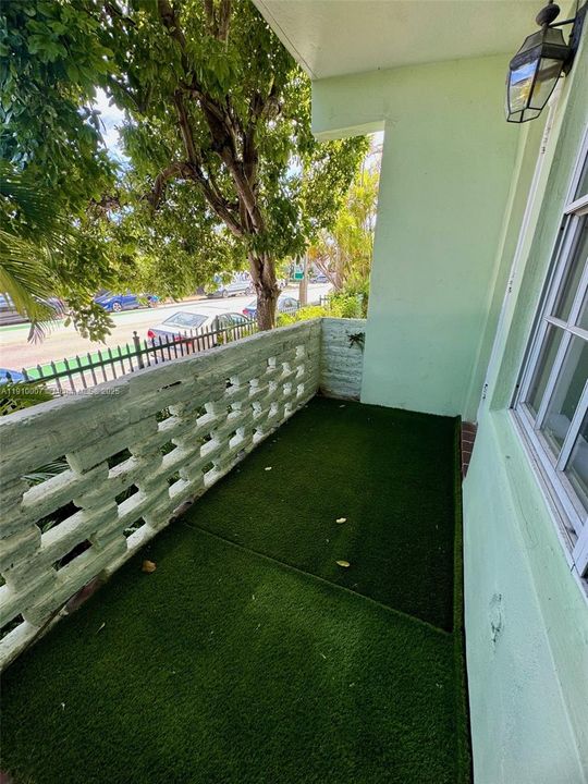 Active With Contract: $2,100 (1 beds, 1 baths, 750 Square Feet)