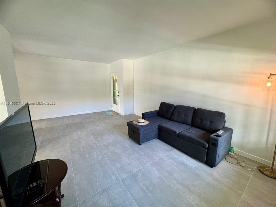 Active With Contract: $2,100 (1 beds, 1 baths, 750 Square Feet)