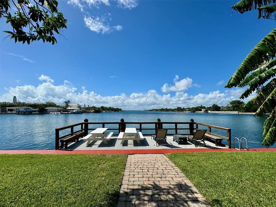 Active With Contract: $2,100 (1 beds, 1 baths, 750 Square Feet)