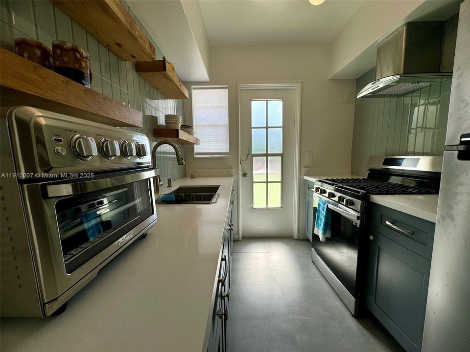 Active With Contract: $2,100 (1 beds, 1 baths, 750 Square Feet)