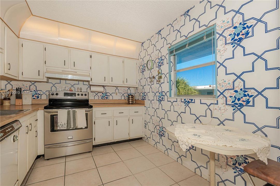 На продажу: $79,900 (2 спален, 2 ванн, 1010 Квадратных фут)