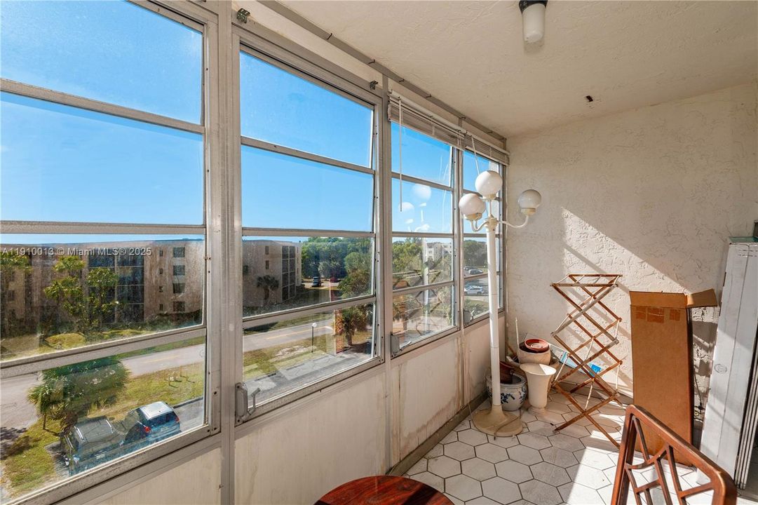 На продажу: $79,900 (2 спален, 2 ванн, 1010 Квадратных фут)