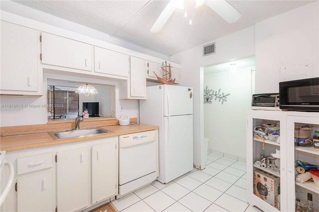 For Sale: $89,900 (2 beds, 2 baths, 1010 Square Feet)