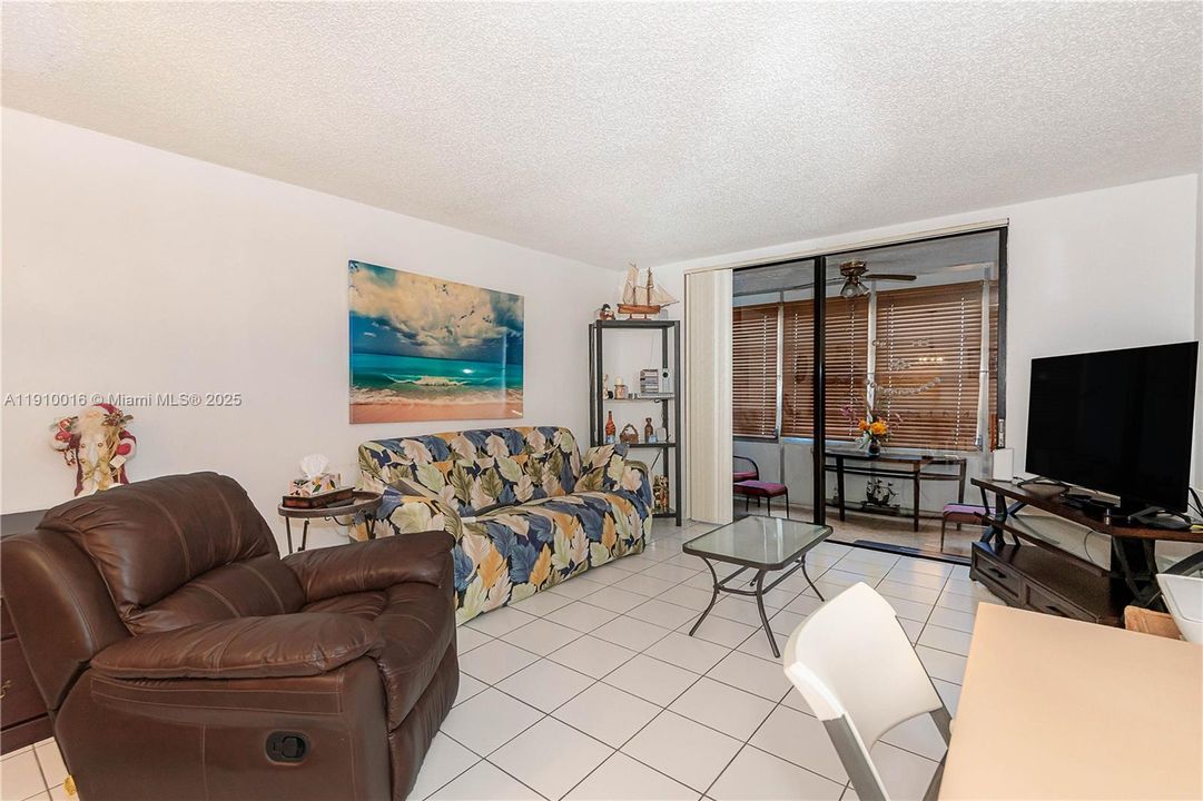 For Sale: $89,900 (2 beds, 2 baths, 1010 Square Feet)