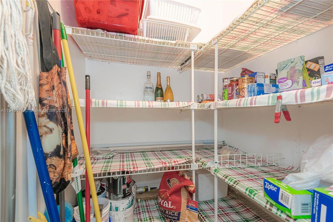 For Sale: $89,900 (2 beds, 2 baths, 1010 Square Feet)