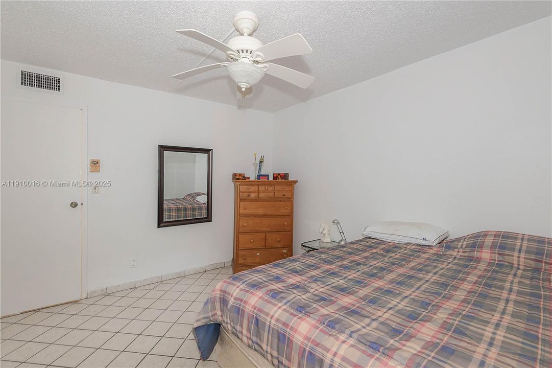 For Sale: $89,900 (2 beds, 2 baths, 1010 Square Feet)