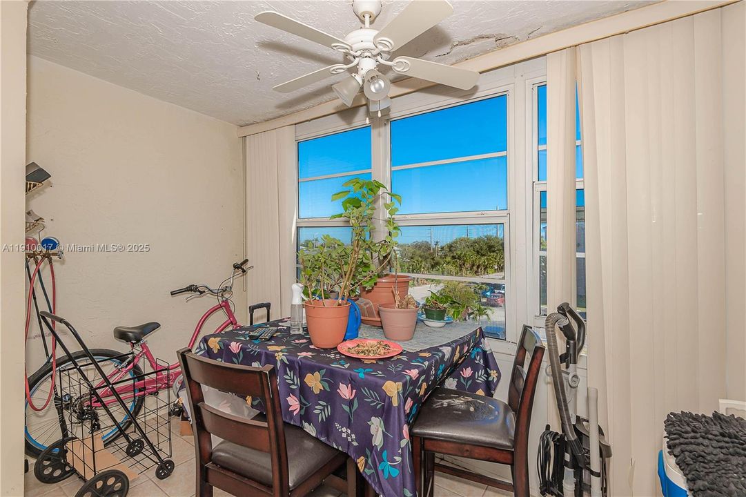 На продажу: $89,900 (2 спален, 2 ванн, 1010 Квадратных фут)