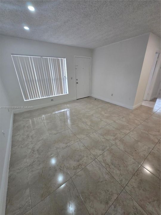 Под контрактом: $2,000 (2 спален, 2 ванн, 750 Квадратных фут)