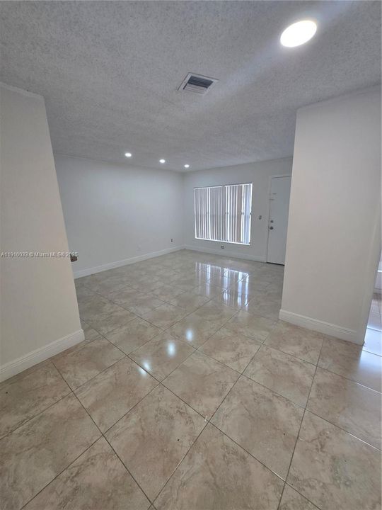 Под контрактом: $2,000 (2 спален, 2 ванн, 750 Квадратных фут)