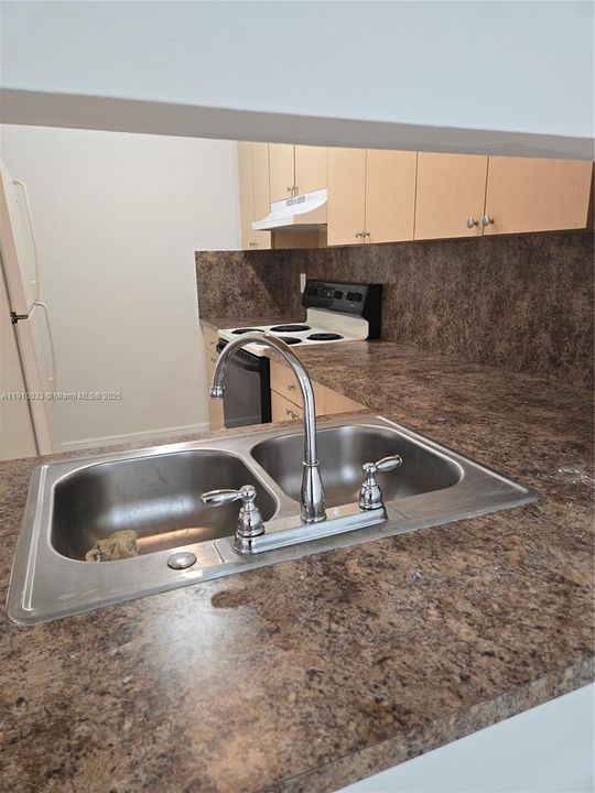 Под контрактом: $2,000 (2 спален, 2 ванн, 750 Квадратных фут)