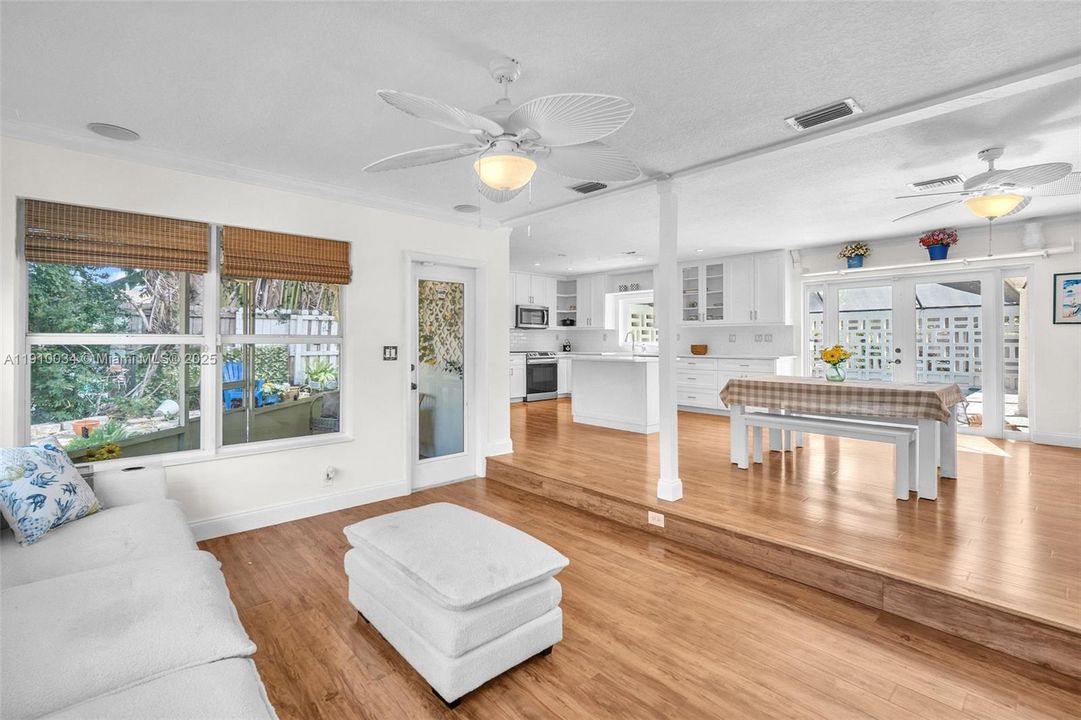 待售: $1,099,999 (4 贝兹, 3 浴室, 2022 平方英尺)