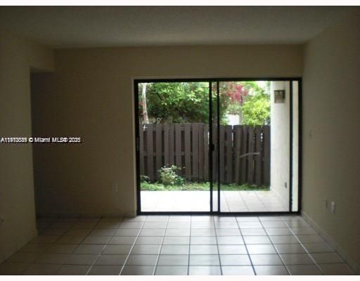 Под контрактом: $2,300 (2 спален, 2 ванн, 1000 Квадратных фут)