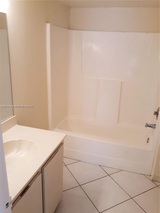 Под контрактом: $2,300 (2 спален, 2 ванн, 1000 Квадратных фут)