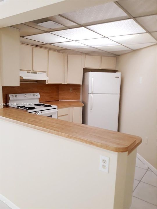 Под контрактом: $2,300 (2 спален, 2 ванн, 1000 Квадратных фут)