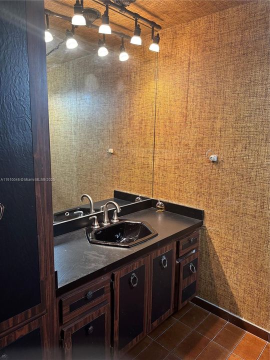 For Sale: $835,000 (3 beds, 4 baths, 3040 Square Feet)